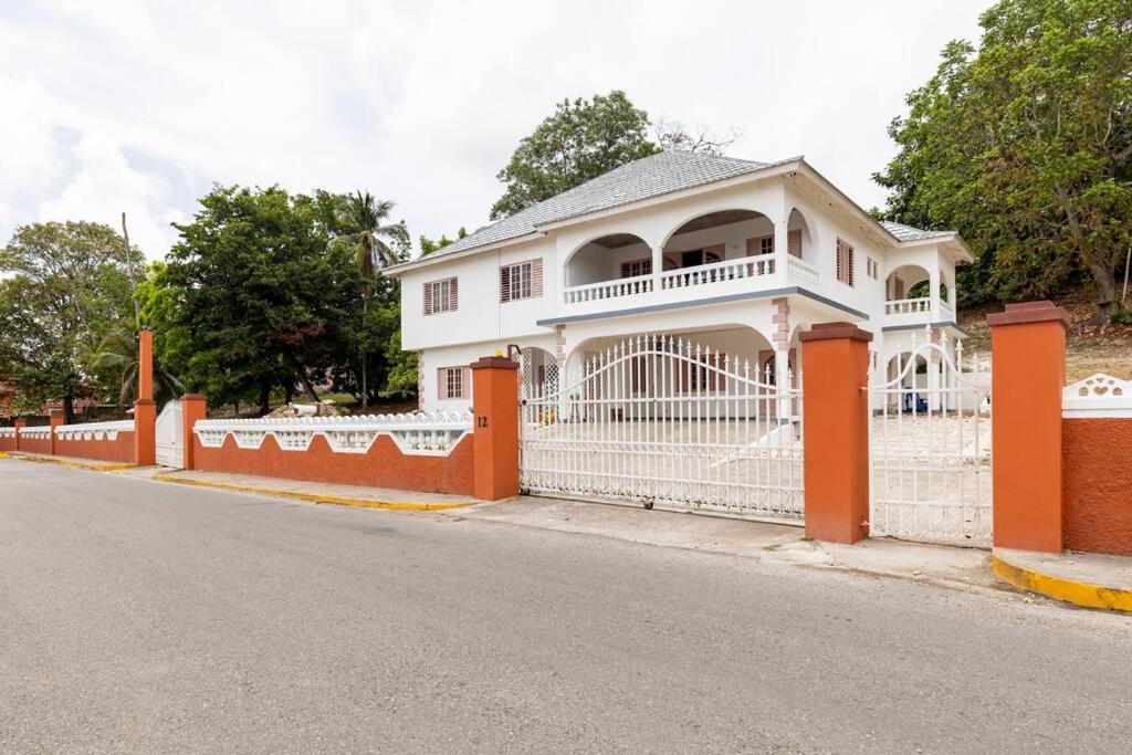 Shaw Park Gem Apt 12A Ocho Rios Ngoại thất bức ảnh